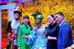 Себя показать и спектакли посмотреть