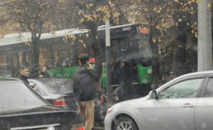 17 человек доставили в больницы в результате столкновения двух автобусов в Алматы