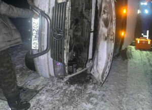 На трассе Кызылорда - Павлодар опрокинулся микроавтобус