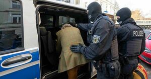 Сабли, пистолеты и серебро