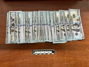 При покупке криптовалюты в Алматы задержан мужчина с фальшивыми долларами