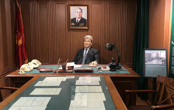 Кунаев снова за рабочим столом