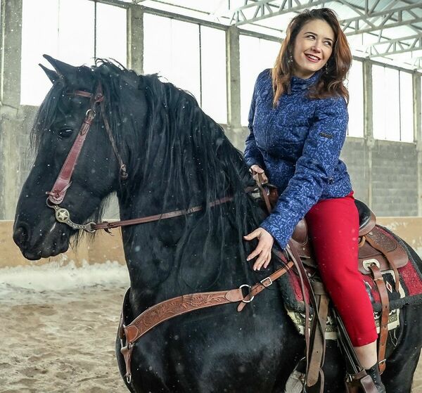 Сильная женщина плачет у коня