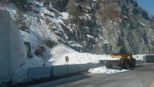 Лавина в горах Алматы частично перекрыла автодорогу Медео-Шымбулак