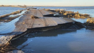 Из-за паводка в Актюбинской области разрушило дорогу