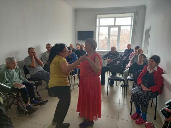 Здоровый больного  не разумеет