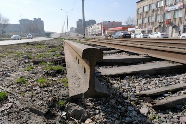 Трамвай, он для кого  или под кого?