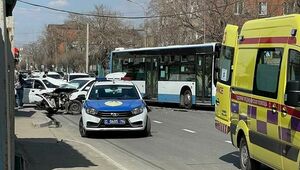 Легковушка протаранила проезжавшую на зеленый сигнал светофора скорую в Павлодаре