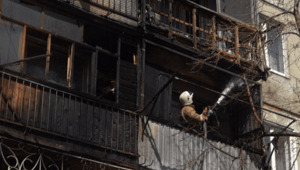 Пять балконов многоэтажки сгорели во время пожара в Усть-Каменогорске