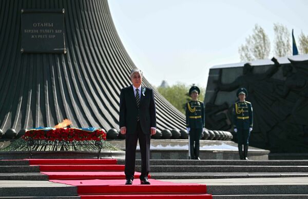 Токаев принял участие в церемонии возложения цветов к монументу «Отан Ана»