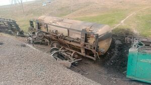 18 вагонов грузового поезда опрокинулись в Шымкенте