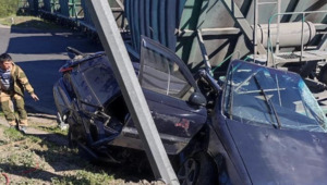 Поезд врезался в два авто на железнодорожном переезде на станции Алматы