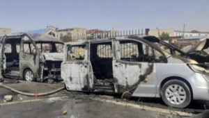 Два авто полностью сгорели возле поликлиники в Атырау