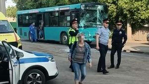 Пешеход и трое пассажиров пострадали при столкновении двух автобусов у «зебры» в Караганде
