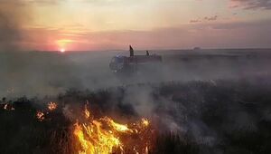 Астанчане ночью пожаловались на сильный запах дыма – под столицей загорелся камыш
