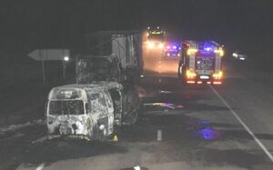 Двое астанчан сгорели при столкновении микроавтобуса с фурой в Северо-Казахстанской области