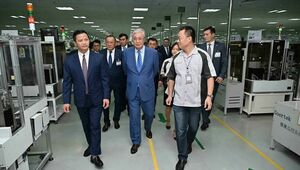 Президент Казахстана осмотрел производственный комплекс Goertek во Вьетнаме