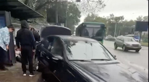 Среди пострадавших при наезде на остановку в Алматы есть дети