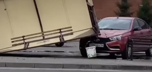 Два авто пострадали в результате срыва крыши на рынке в Павлодаре