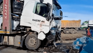 Шесть человек погибло в ДТП с автовозом в Карагандинской области