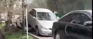 Водитель столкнулся с тремя припаркованными авто и мопедом в Алматы