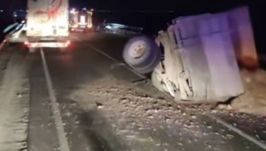 Груженный камнями прицеп сбил автобус на трассе в Кызылординской области, есть пострадавшие