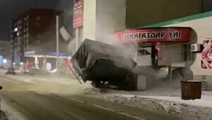 Пьяный водитель снес дорожный знак с остановкой и врезался в магазин в Павлодаре