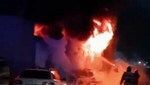 Более 50 человек тушат пожар в одноэтажном боксе в Астане