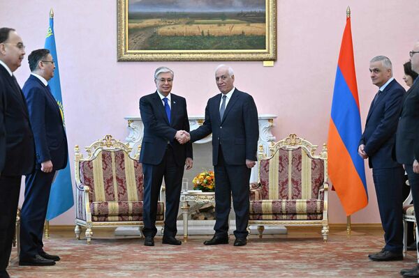 Касым-Жомарт Токаев провел встречу с Президентом Армении