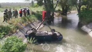 В ВКО спасатели извлекли из воды машину с погибшим водителем