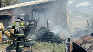 Три газовых баллона вынесли спасатели во время пожара в Аральске