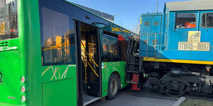 Шесть человек пострадали при столкновении тепловоза с маршрутным автобусом в Алматы