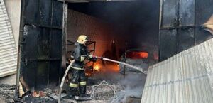 Крупный пожар произошел на СТО в Жамбылской области