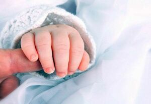 Новорожденную девочку нашли в подъезде в Алматы: Полиция ищет мать