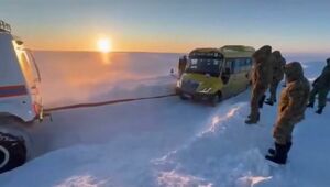 Два автобуса с детьми и семь легковушек застряли в снежном заносе в Костанайской области