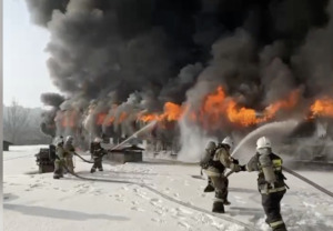 Штаб пожаротушения создали на месте возгорания склада в Алматы