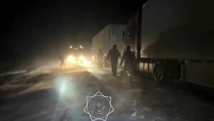 Около 50 большегрузов скопились из-за непогоды на автодороге в Мангистауской области