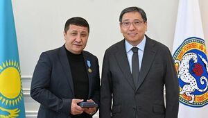 Досаев вручил госнаграду от Токаева обезвредившему злоумышленника в аэропорту Алматы