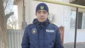 Полицейский помог выйти из горящей квартиры троим детям и бабушке в Кулсары