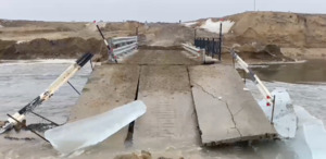 Обильное снеготаяние на реке Шидерти размыло грунт автодороги в ЗКО