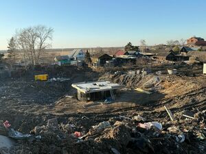 Стоит один-одинёшенек