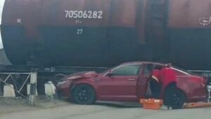 Автомобиль врезался в грузовой поезд в ЗКО