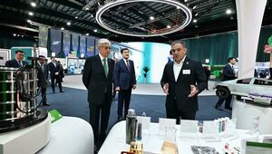 Токаев посетил выставку на экофестивале в Астане