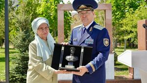 Мемориальную доску в честь Бауыржана Момышулы открыли на его малой родине