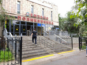 А пациент  грустит  в сторонке