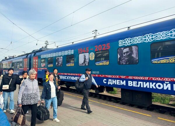 Под стук колёс и вспышки камер