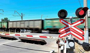 Поезд экстренно затормозил из-за трактора на путях в Кызылординской области