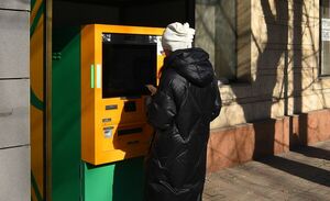 Поймал за руку