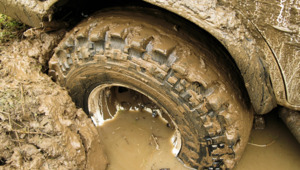 Автомобили с пассажирами застряли в грязи в Костанайской области