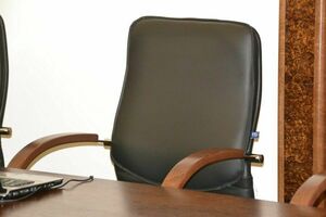 Главу отдела строительства уволили за самоназначение премии в ЗКО